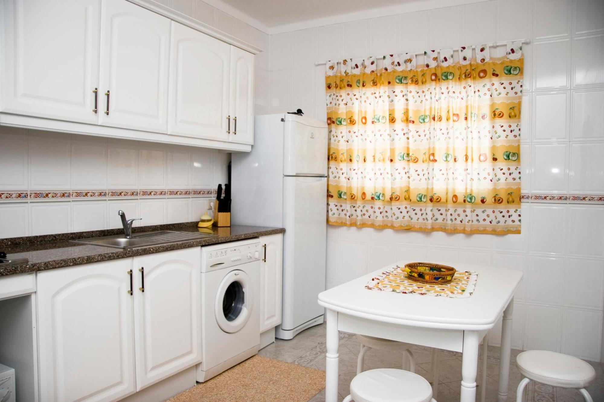 Apartamentos A Ramos: Beachfront Condos with Pool and Modern Amenities Albufeira Exterior photo