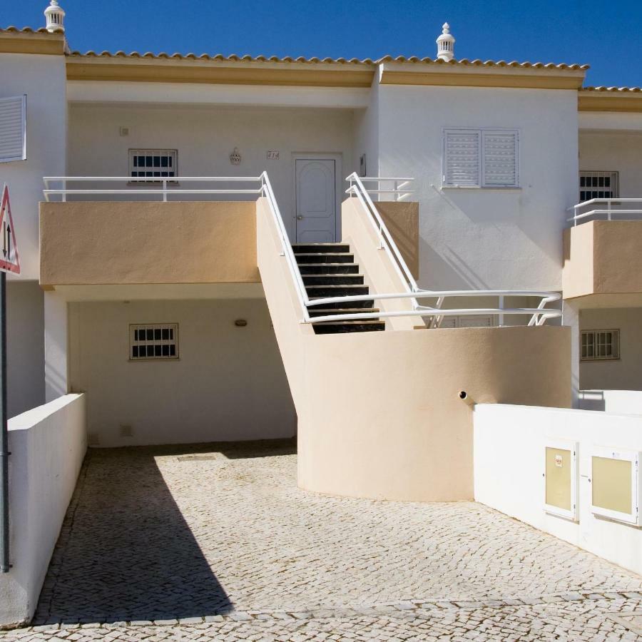 Apartamentos A Ramos: Beachfront Condos with Pool and Modern Amenities Albufeira Exterior photo