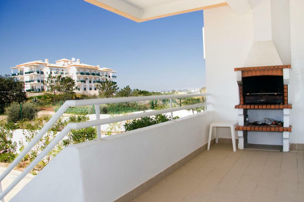 Apartamentos A Ramos: Beachfront Condos with Pool and Modern Amenities Albufeira Exterior photo