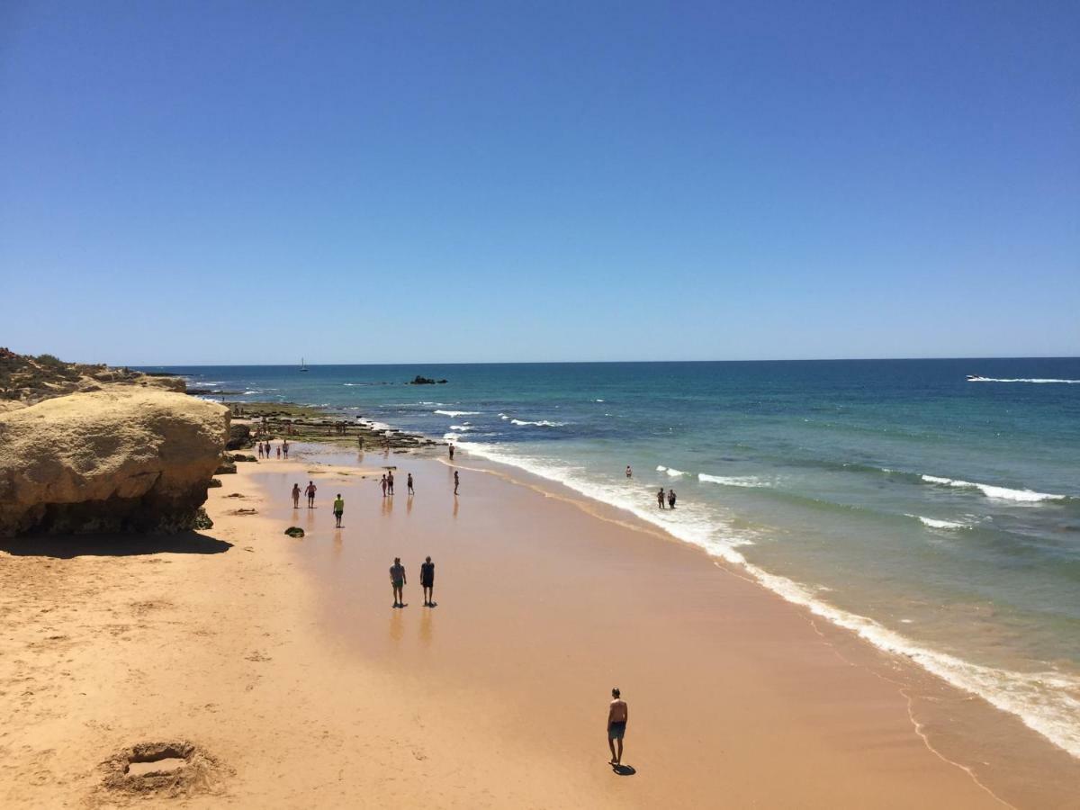 Apartamentos A Ramos: Beachfront Condos with Pool and Modern Amenities Albufeira Exterior photo